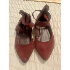 Ollio Ballet Womens  Sz 6 Flat Faux Suede Slip On Round Toe Shoes Burgundy